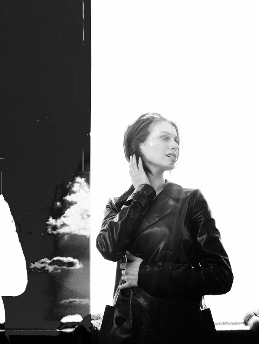 KurtIswarienko-AnneHathaway-Shot17035RTFw